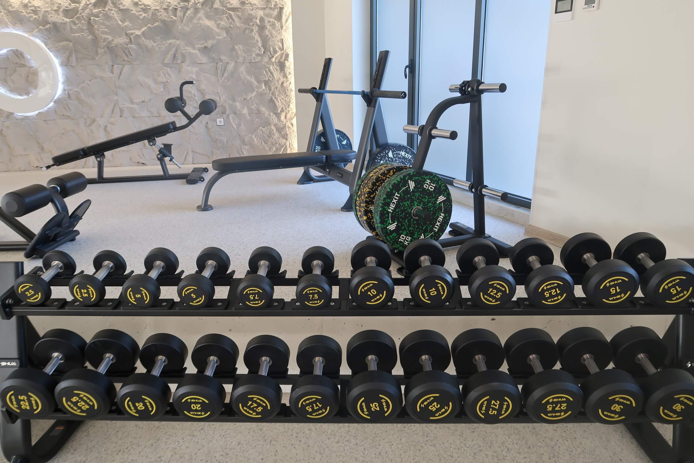 SHUA bench press sa bumper tegovima i SHUA stalak za bučice